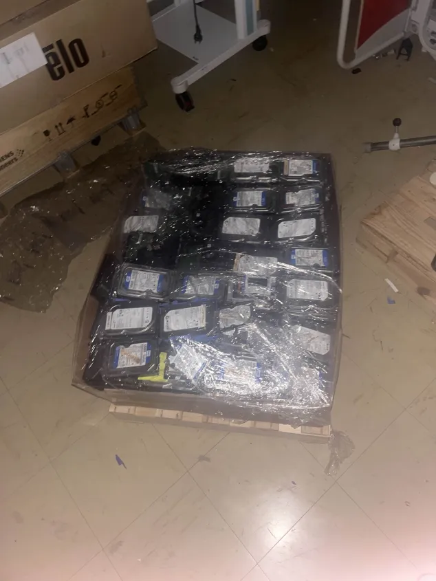 Palette de disques durs filmée